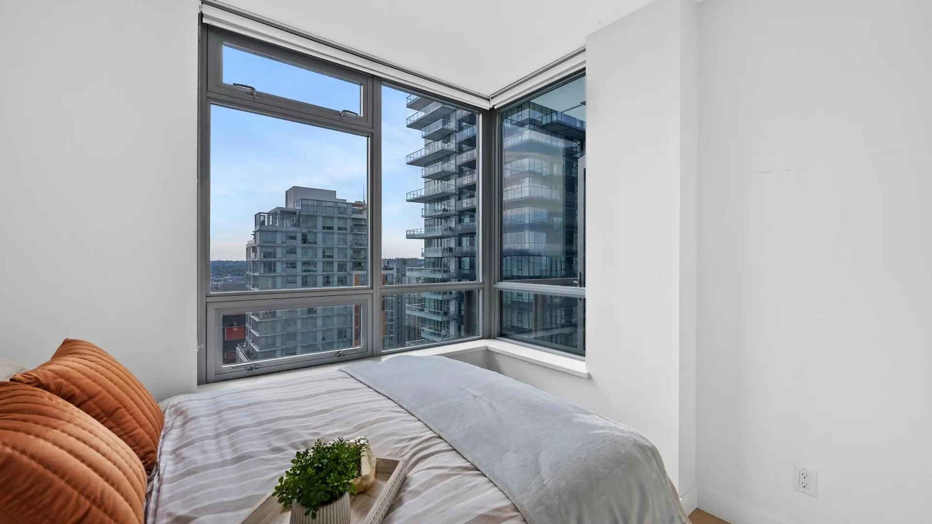 וונקובר Spectacular City Ocean View 2 Bedroom Apartment For Rent 0*,  קנדה