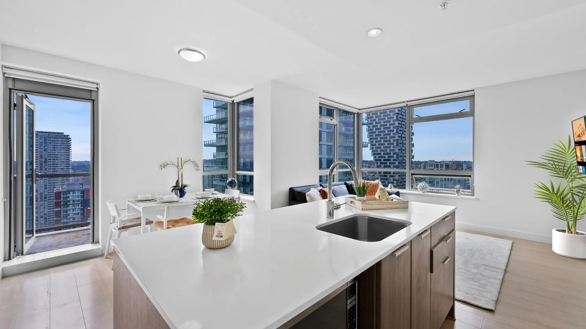 Spectacular City Ocean View 2 Bedroom Apartment For Rent Vancouver